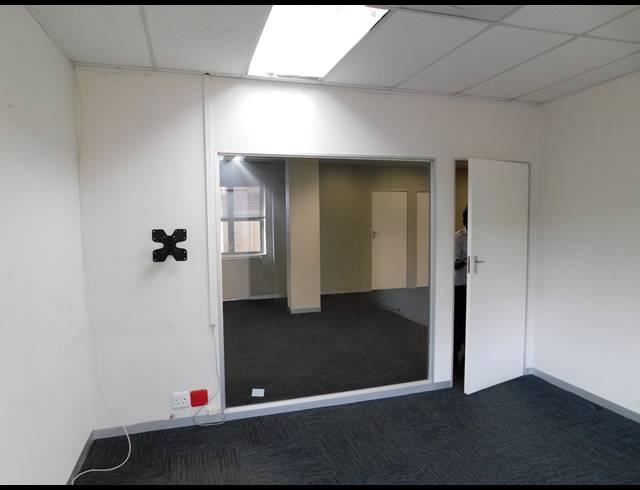 255M² OFFICE TO LET IN HYDE PARK